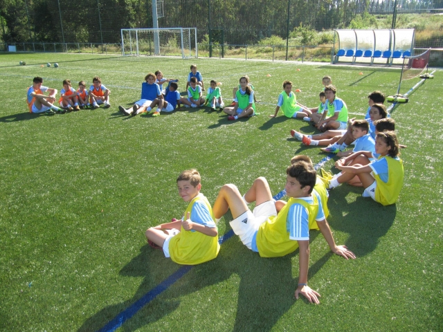  坐在足球场的草地上 